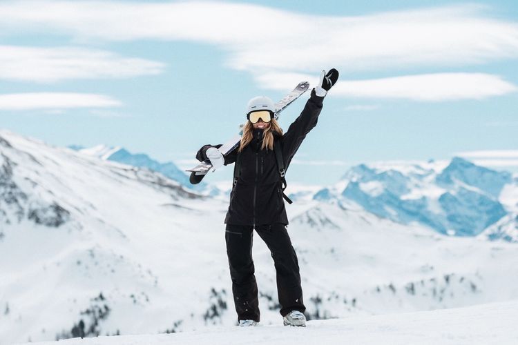 Сніжні гори та гірськолижна траса на тлі холодного неба — спортивна естетика курорту